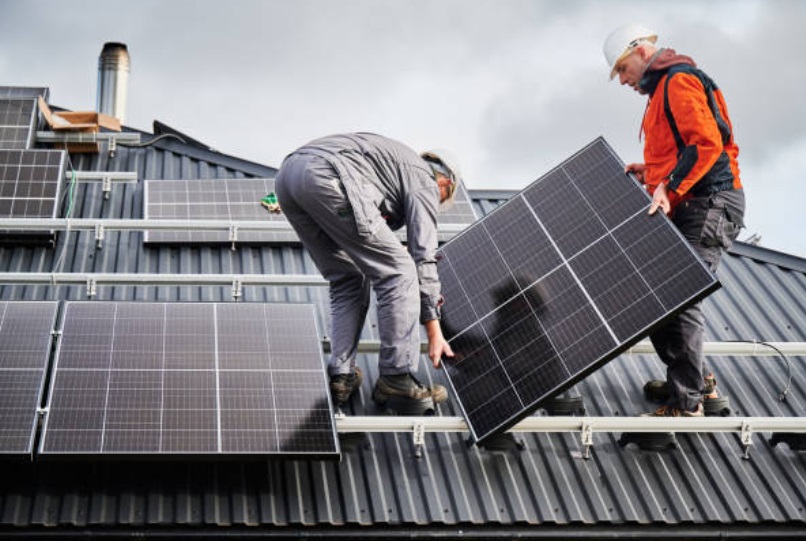 Wat Te Doen Als Je Zonnepanelen Moet Verplaatsen: Een Stappenplan voor Een Vlekkeloze Overdracht