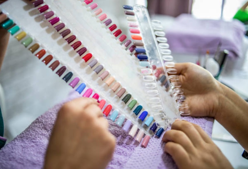 Festive Glam: De Mooiste Kerstnageltrends van Dit Jaar